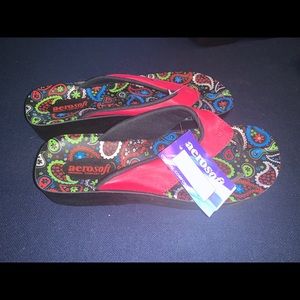 Aerosoft flip flops Size 11 (but they run small)